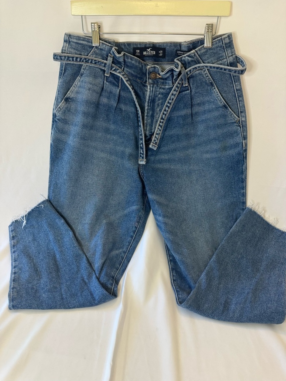 Hollister Ultra High Rise Mom Jeans Medium Wash Raw Hem Womens 31/27  Size 13R